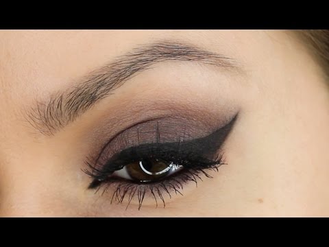 Read more about the article Easy Eyeliner Tutorial Using Beth Bender Beauty Eyeliner Stencils